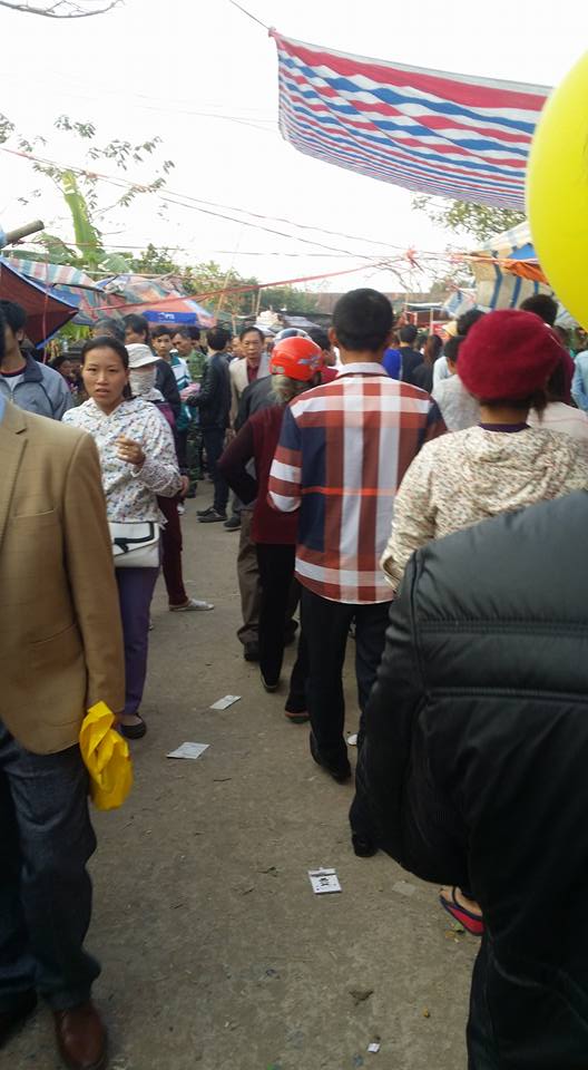 Hình ảnh Chợ Viềng Nam Định chật cứng người mua may, bán rủi số 1