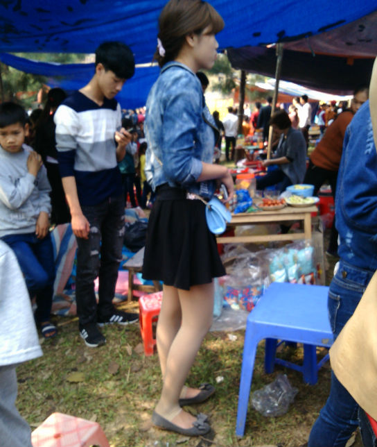 Hình ảnh Hà Nội: Chị em vô tư diện váy ngắn, quần cộc tham dự Hội đền số 3