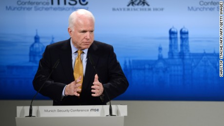 Hình ảnh McCain: Putin xem Syria như “cuộc tập trận bắn đạn thật” số 1