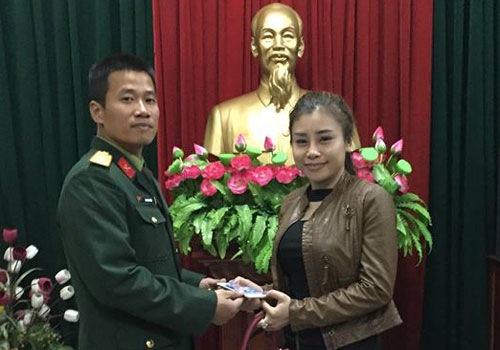 Hình ảnh Trung uý quân đội quật ngã 2 tên cướp iPhone 6 của cô gái số 1