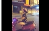 Thiếu nữ mặc quần cộc vừa đi xe máy vừa khoanh chân 
