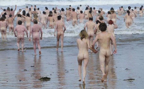 400 người tắm nude trong nước biển lạnh, Chuyện lạ, Phi thường - kỳ quặc, chuyen la,chuyen la co that,chuyen la the gioi,nude,tam nude,tap nude tap the