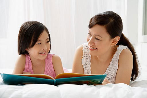 Điều gì xảy ra trong não trẻ khi bạn đọc sách cho con? (Ảnh: tinmoi.vn)