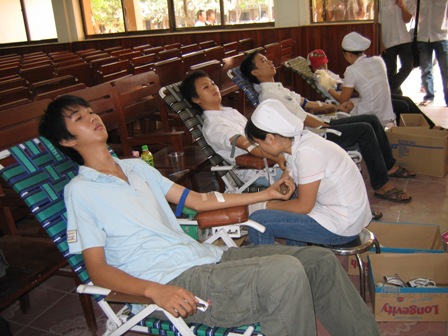 500 sinh viên ĐH Giao thông vận tải hiến máu nhân đạo - ảnh 1 Hình ảnh 500 sinh viên ĐH Giao thông vận tải hiến máu nhân đạo số 1