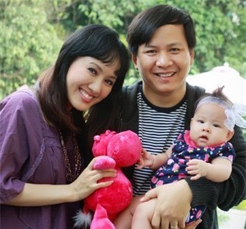 MC Hoài Anh bế theo con đi làm dịp Tết 2 MC Hoài Anh bế theo con đi làm dịp Tết 2