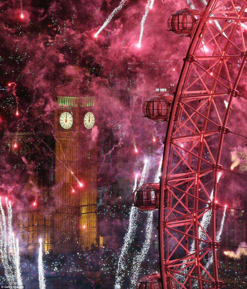 Cận cảnh màn pháo hoa chào mừng năm mới 2014