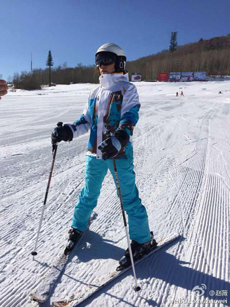 Triệu Vy khoe ảnh gia đình hạnh phúc đi trượt tuyết 8