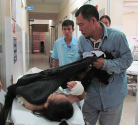 Nữ sinh Khánh Hòa bị cắt đứt mu bàn tay khi đến trường 5