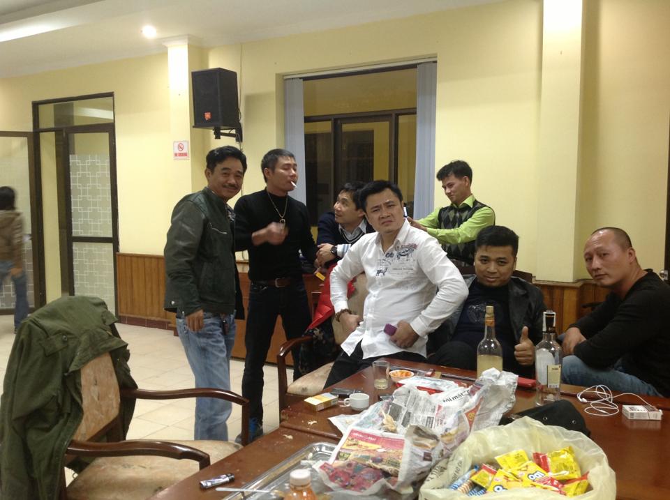 Chí Trung ngủ gục tại nơi tập Táo quân 2014 Chí Trung ngủ gục tại nơi tập Táo quân 2014 5