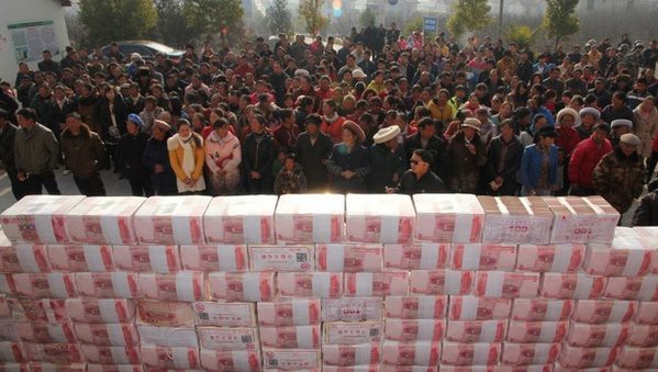 Tiền thưởng Tết được người dân Trung Quốc dựng bức tường dài 2m