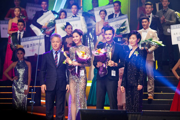 Chân dài của Vũ Khắc Tiệp - Kỳ Hân đoạt giải nhất Người mẫu trẻ châu Á