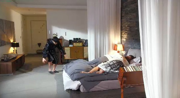 Trai đẹp ngoài hành tinh nổi điên vì cảnh giường chiếu của người yêu Trai đẹp ngoài hành tinh nổi điên vì cảnh giường chiếu của người yêu 5