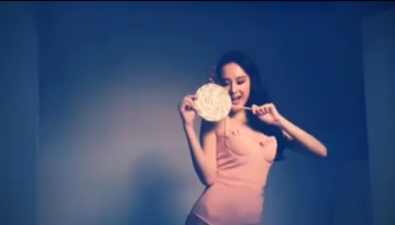 Sau Ngọc Trinh, Angela Phương Trinh lộ clip ngực trần ngày Valentien