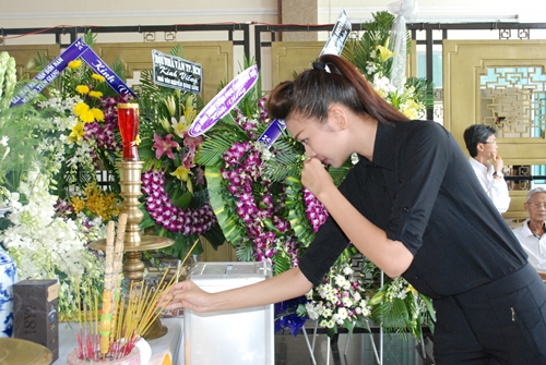 Xúc động ảnh mẹ Nguyễn Quang Dũng cô đơn bên vòng hoa tang 8