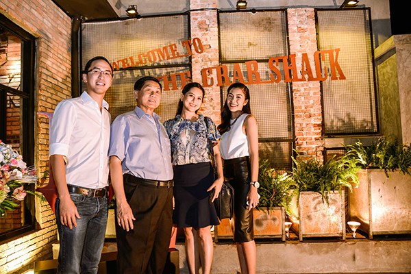 Bố mẹ chồng tới mừng Hà Tăng khai trương nhà hàng