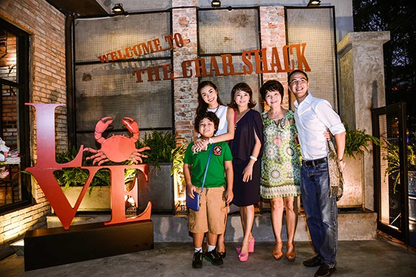 Gia đình chồng tới mừng Hà Tăng khai trương nhà hàng