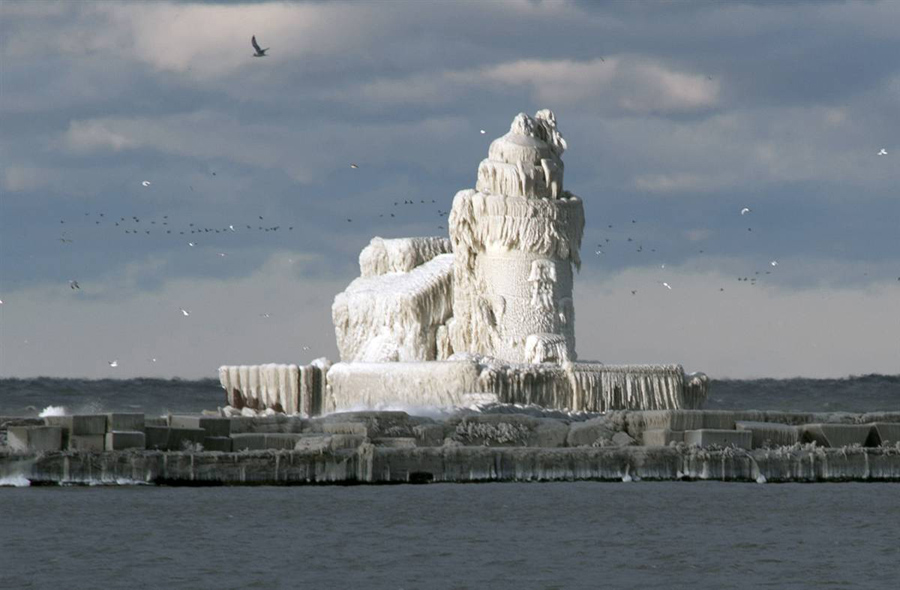 Hình ảnh kỳ dị và siêu thực của những “lâu đài băng” ở Ngũ Đại Hồ 13