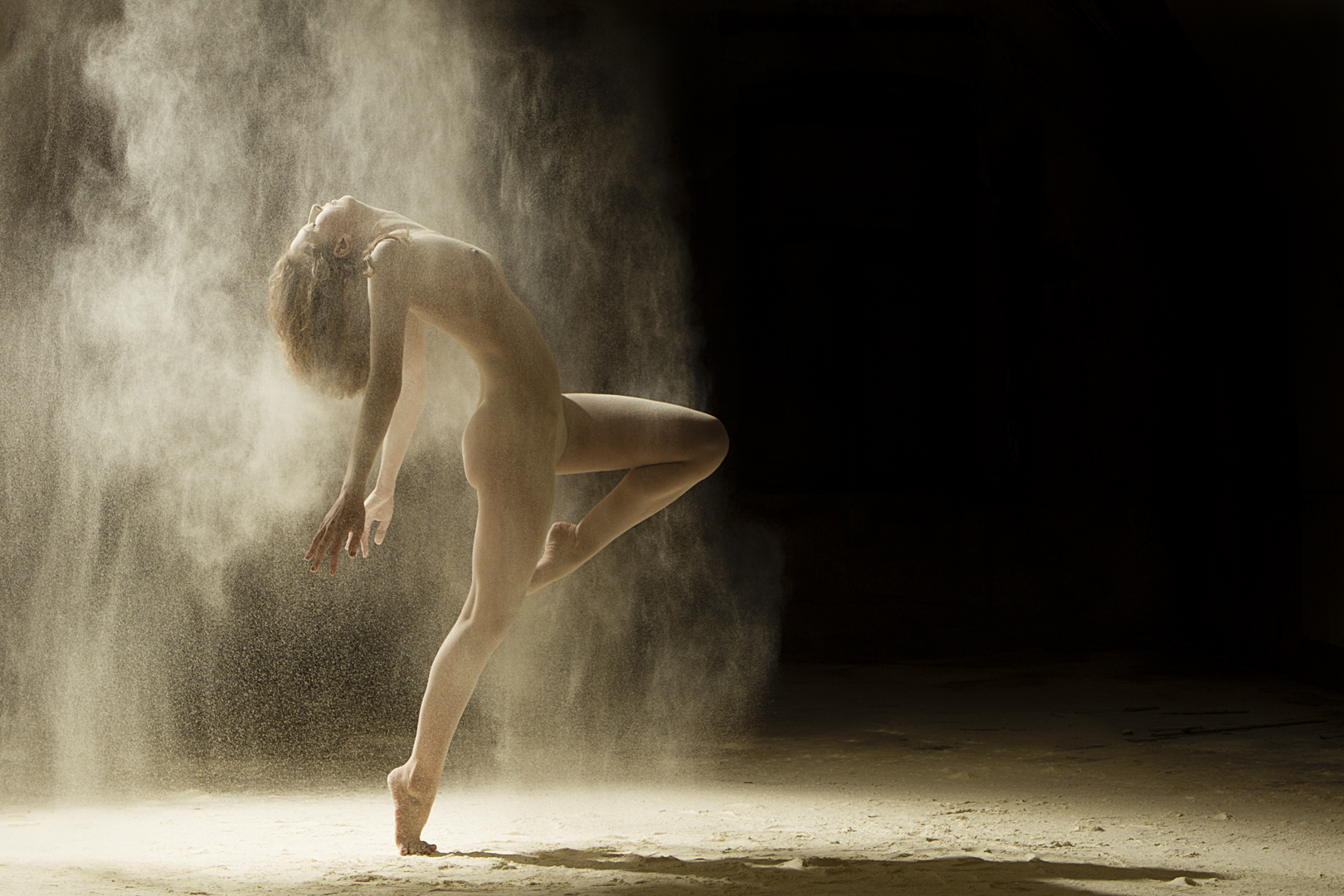 Đắm mình trong vẻ đẹp của vũ công nude