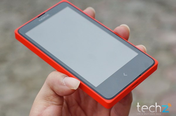 Trên tay Nokia X tại Việt Nam: Máy nhỏ gọn, chắc chắn 18