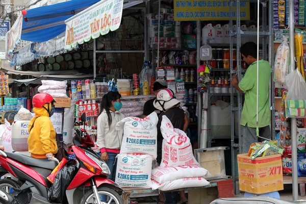 Sữa tắm, dầu gội 12.000 đồng/lít ở chợ hóa chất Kim Biên 6