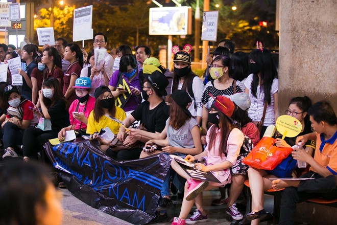 Fan Việt đón hụt Nickhun ở sân bay Tân Sơn Nhất 9 Fan Việt đón hụt Nickhun ở sân bay Tân Sơn Nhất 9