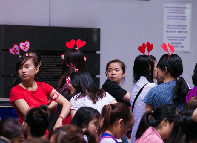 Fan Việt đón hụt Nickhun ở sân bay Tân Sơn Nhất 10 Fan Việt đón hụt Nickhun ở sân bay Tân Sơn Nhất 10