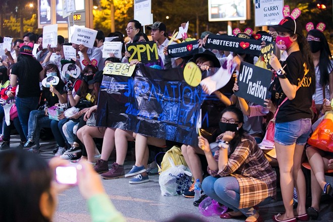 Fan Việt đón hụt Nickhun ở sân bay Tân Sơn Nhất 13 Fan Việt đón hụt Nickhun ở sân bay Tân Sơn Nhất 13