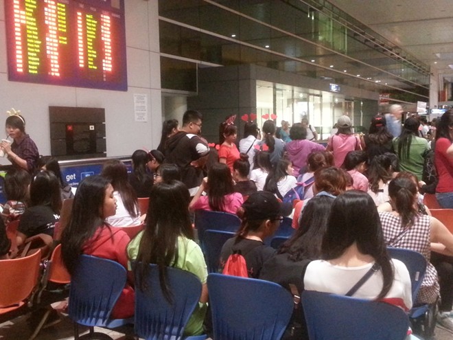 Fan Việt đón hụt Nickhun ở sân bay Tân Sơn Nhất 14 Fan Việt đón hụt Nickhun ở sân bay Tân Sơn Nhất 14