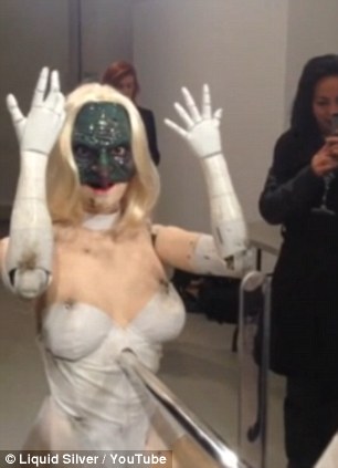 Robot nhảy bốc lửa như ca sĩ Lady Gaga