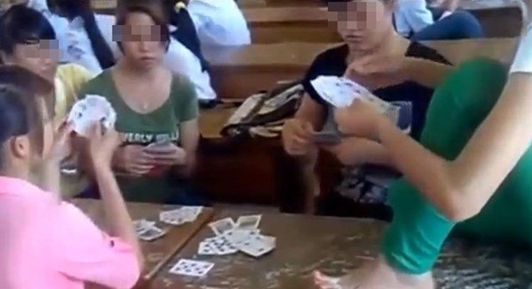 Một số bạn học ngang nhiên đánh bài trong lớp giờ ra chơi
