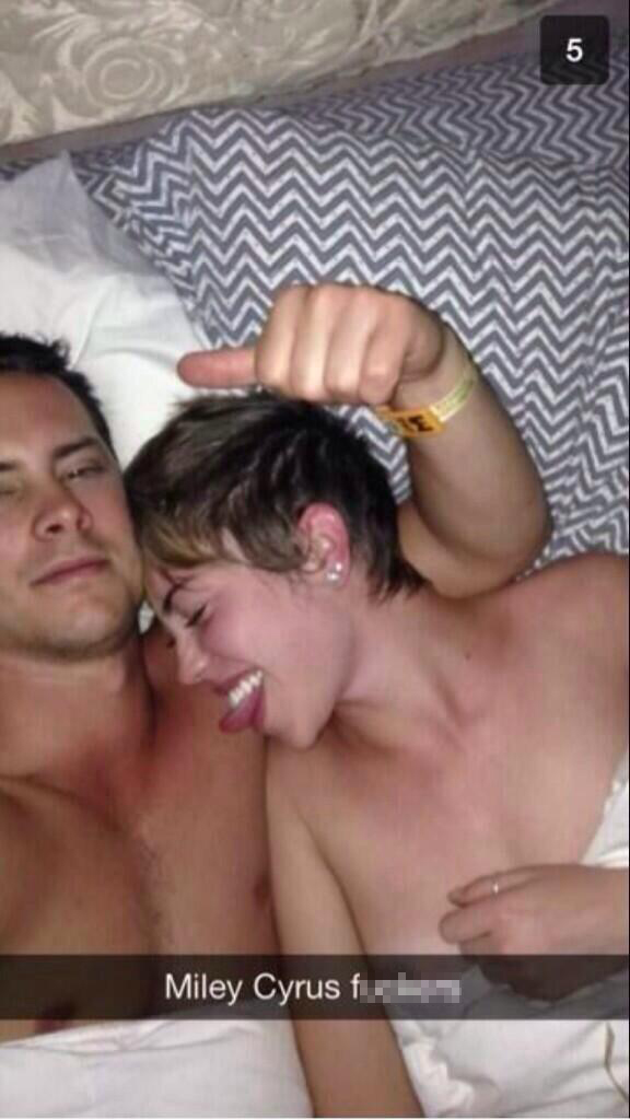 Miley lộ ảnh giường chiếu