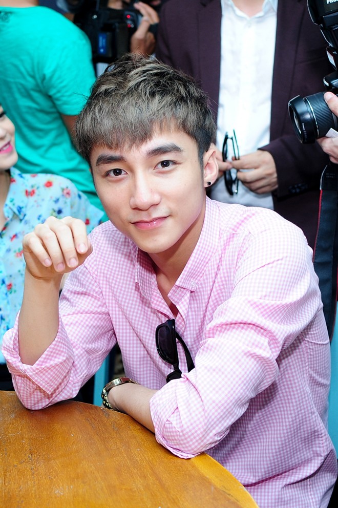 Sơn Tùng M-TP nổi bật trong buổi ra mắt phim 'Bếp hát' Sơn Tùng M-TP nổi bật trong buổi ra mắt phim Bếp hát 6