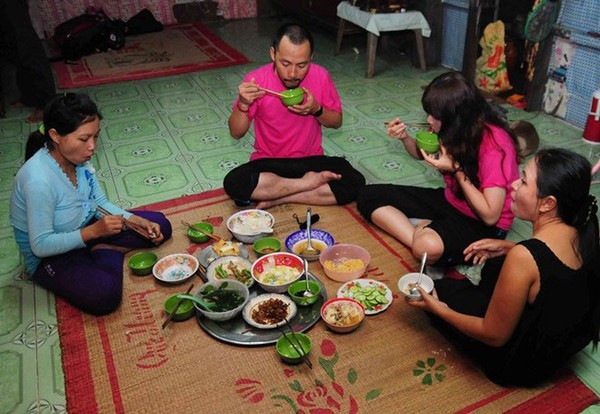 Hình ảnh sao Việt ăn qua loa, gấp gáp sau hậu trường khác xa với hình ảnh lộng lẫy, hoành tráng trên sân khấu. Những bữa ăn dã chiến của sao Việt sau hậu trường 14