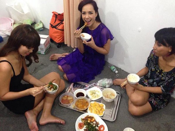 Hình ảnh sao Việt ăn qua loa, gấp gáp sau hậu trường khác xa với hình ảnh lộng lẫy, hoành tráng trên sân khấu. Những bữa ăn dã chiến của sao Việt sau hậu trường 9