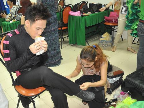 Hình ảnh sao Việt ăn qua loa, gấp gáp sau hậu trường khác xa với hình ảnh lộng lẫy, hoành tráng trên sân khấu. Những bữa ăn dã chiến của sao Việt sau hậu trường 12
