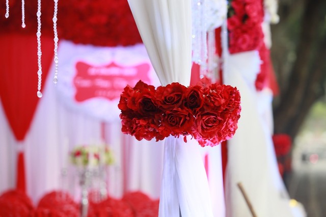 Khung cảnh cưới tràn ngập hoa tươi và nến tại nhà riêng Tuấn Hưng