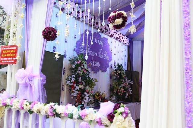 Khung cảnh cưới tràn ngập hoa tươi và nến tại nhà riêng Tuấn Hưng