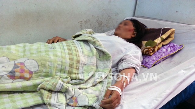 Bố chồng vô cớ đấm đá, chém trọng thương con dâu