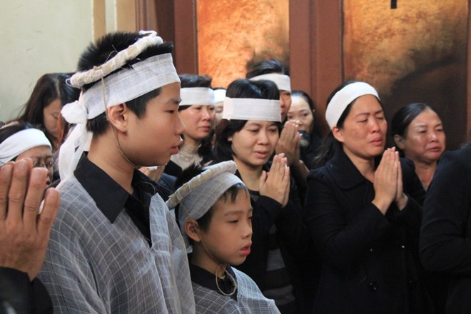 Hai con trai ruột của chị Huyền (bìa trái) trong ngày tổ chức đám tang không thi thể của chị tại bệnh viện Thanh Nhàn.