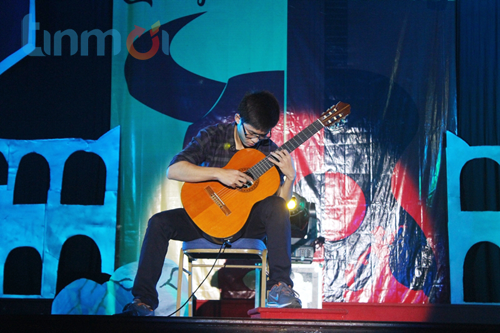 Hàng trăm sinh viên 'say' tiếng guitar đêm gala “I-Feeling” 9