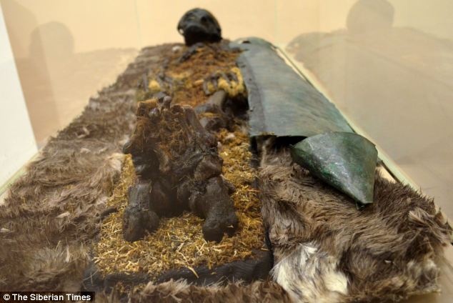 Sốc với hình ảnh xác ướp 800 năm tuổi 'đen sì' trong ngôi mộ cổ 8