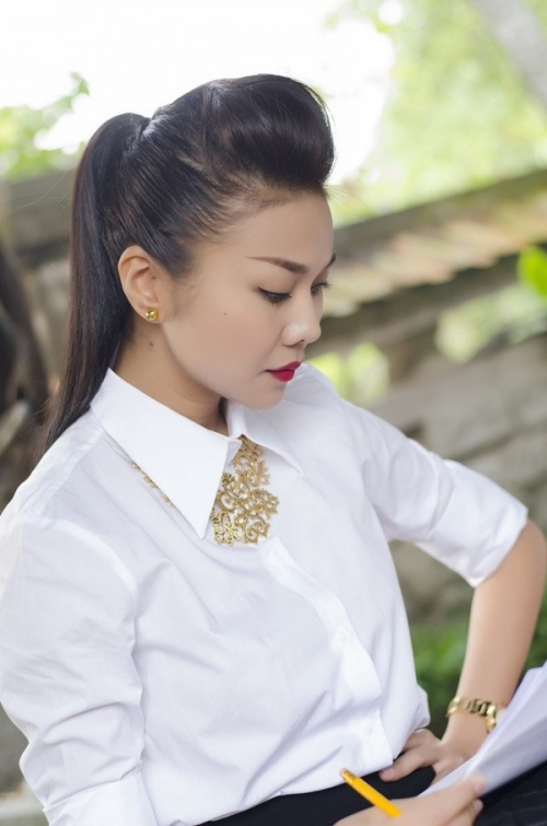 Học lỏm Thanh Hằng biến hóa phong cách với sơ mi trắng 1 Học lỏm Thanh Hằng biến hóa phong cách với sơ mi trắng 1