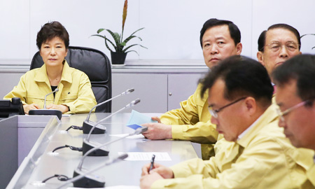 Tổng thống Park Geun-hye tham dự cuộc họp khẩn cấp sau khi nghe tin về vụ chìm phà Sewol