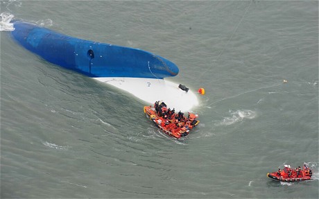 Lực lượng cứu hộ tiếp cận phà chìm