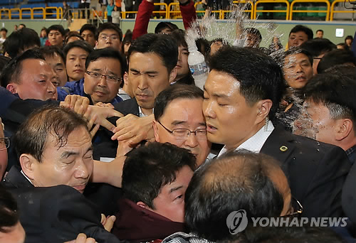 Chìm phà Hàn Quốc: Thân nhân giận dữ, Thủ tướng bị ném chai nước