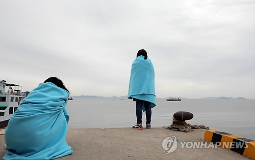 Chìm phà Hàn Quốc: Thân nhân giận dữ, Thủ tướng bị ném chai nước