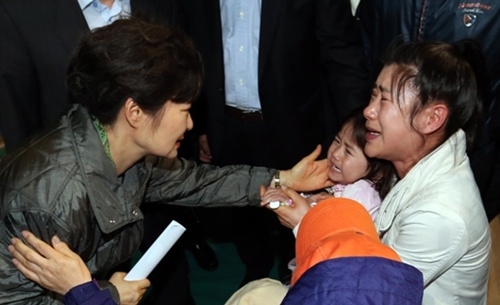Cô bé Kwon Ji-young đoàn tụ với người thân sau khi được cứu thoát khỏi phà Sewol. Ảnh: Yonhap