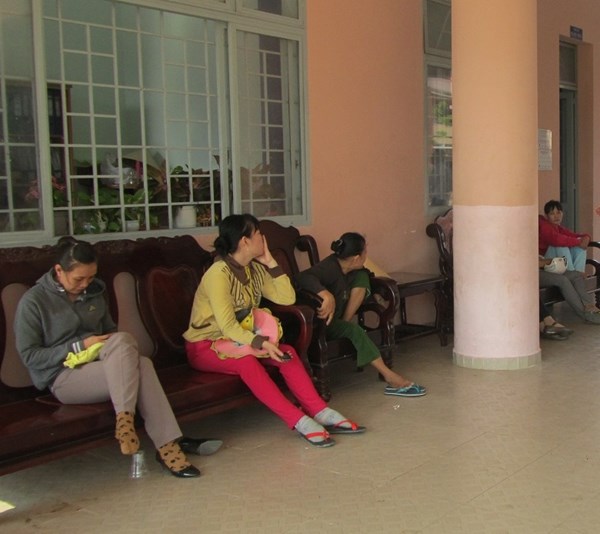 Gần 100 học sinh tiểu học nhập viện vì ngộ độc thực phẩm
