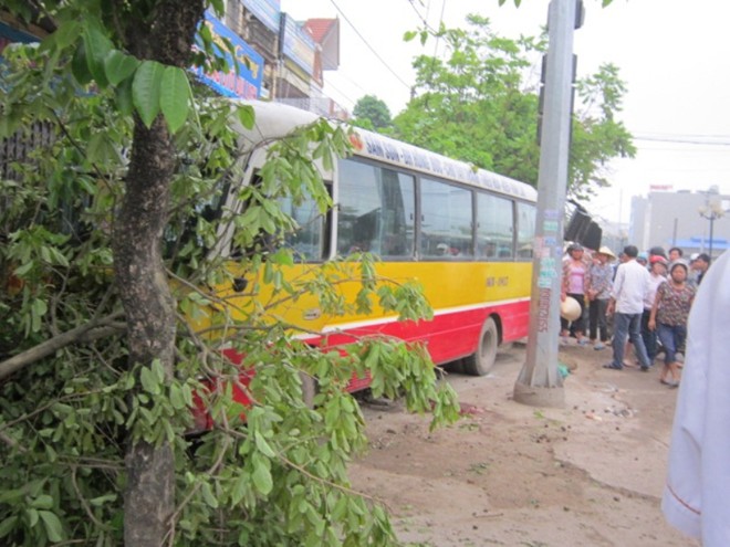 Hiện trường vụ tai nạn kinh hoàng, 2 người chết ở Thanh Hóa