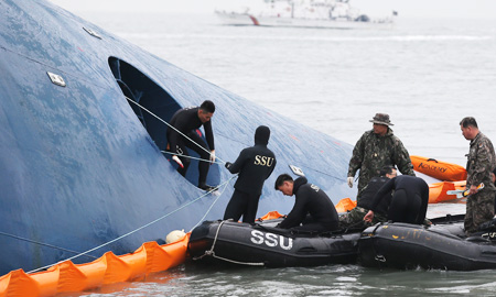 Lực lượng cứu hộ tiếp cận khu vực phà Sewol bị chìm